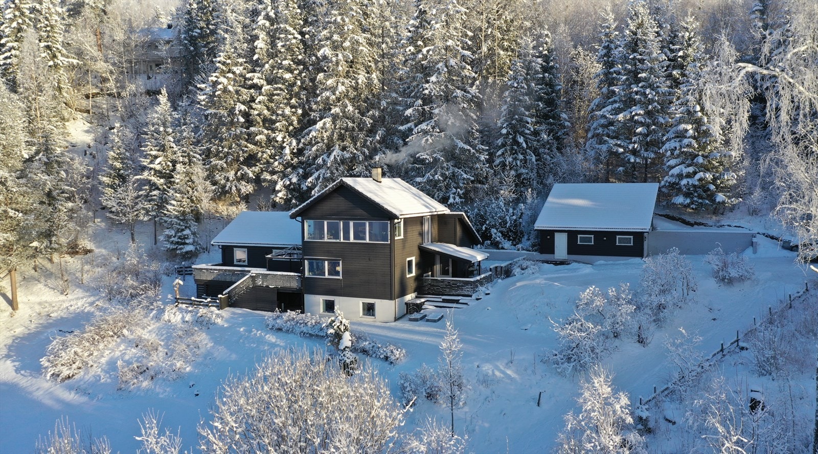 Eiendommen har skjermet beliggenhet, uten andre tett på. Den består av romslig bolighus i tre etasjer, frittstående garasje m/loft og en utebod Galleribilde