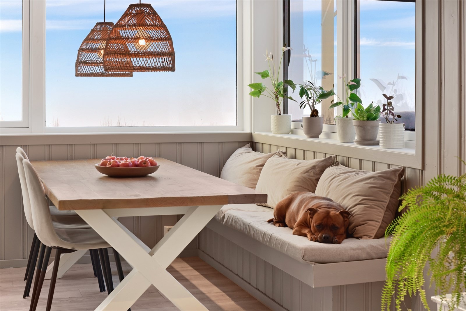 I tilknytning til kjøkkenet er det en hyggelig spiseplass med plassbygget benk. Det er rikelig med vinduer. Masse lys og flott utsyn! Galleribilde