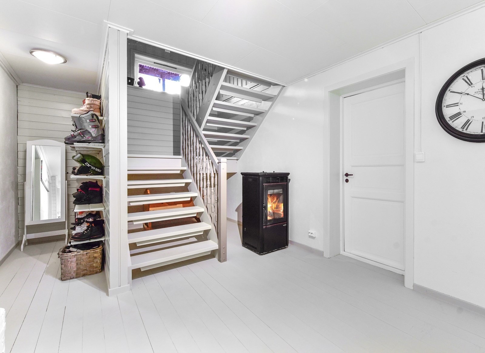 I underetasjen står det en pelletsovn som kommer til god nytte på ekstra kalde dager Galleribilde