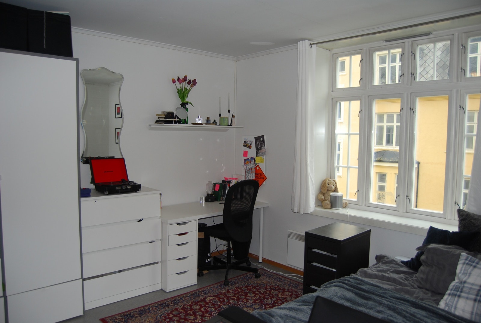 Leil. 3. etg: Det er god plass til diverse møblering på rommene. Dette rommet vender mot gaten. Galleribilde