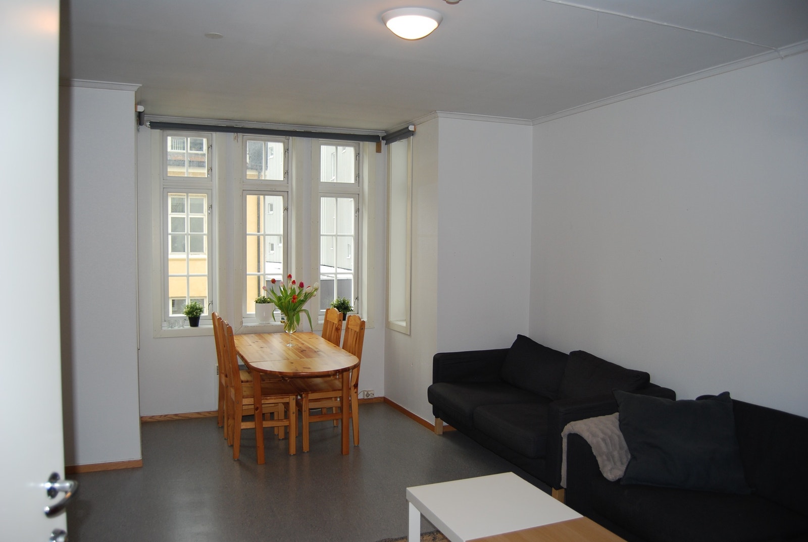 Leil. 3. etg: Dette rommet kan enten benyttes som soverom eller som stue. Vender mot gaten. Galleribilde