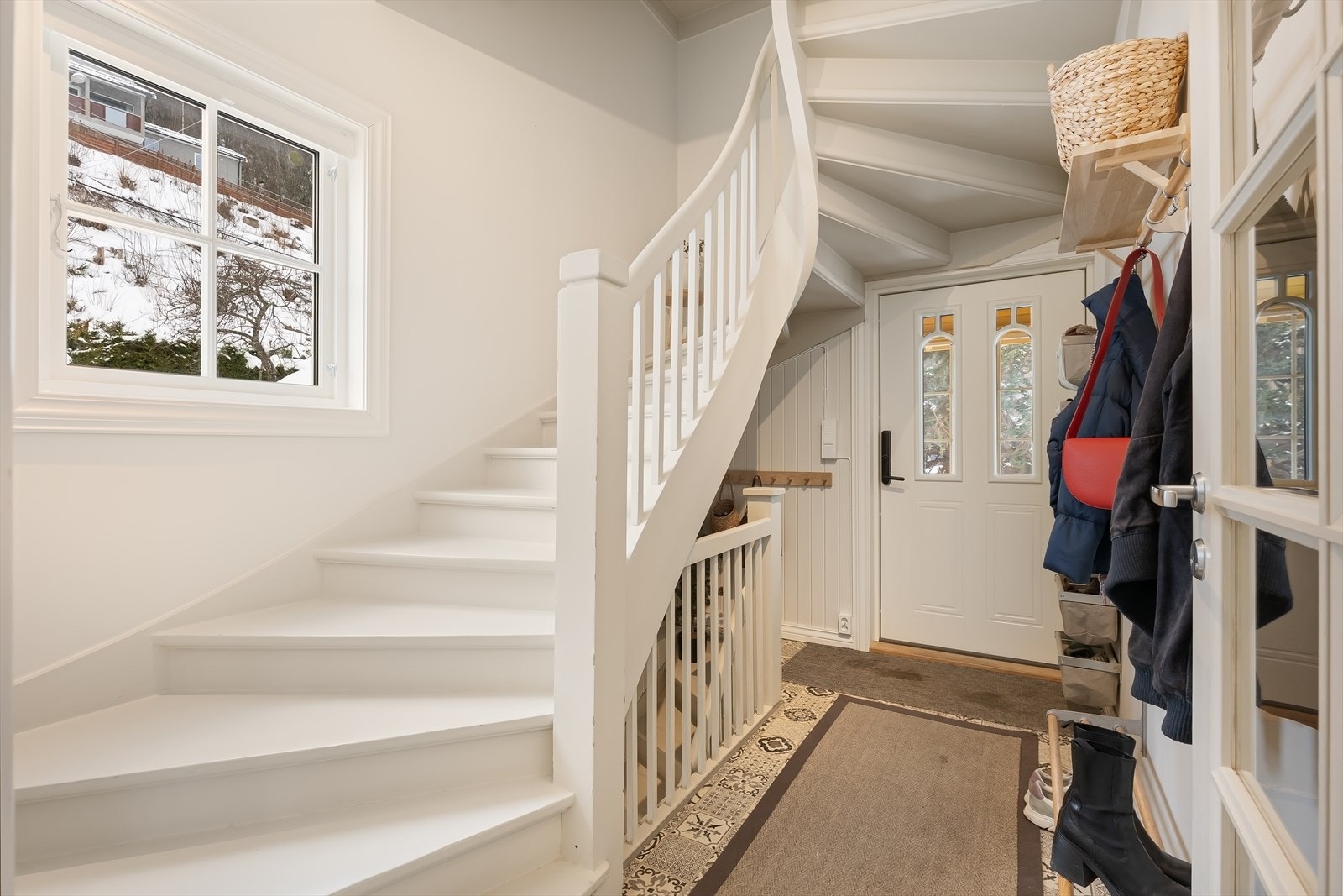 Entré med ytterdør fra 2021 og elektrisk kodelås. Galleribilde