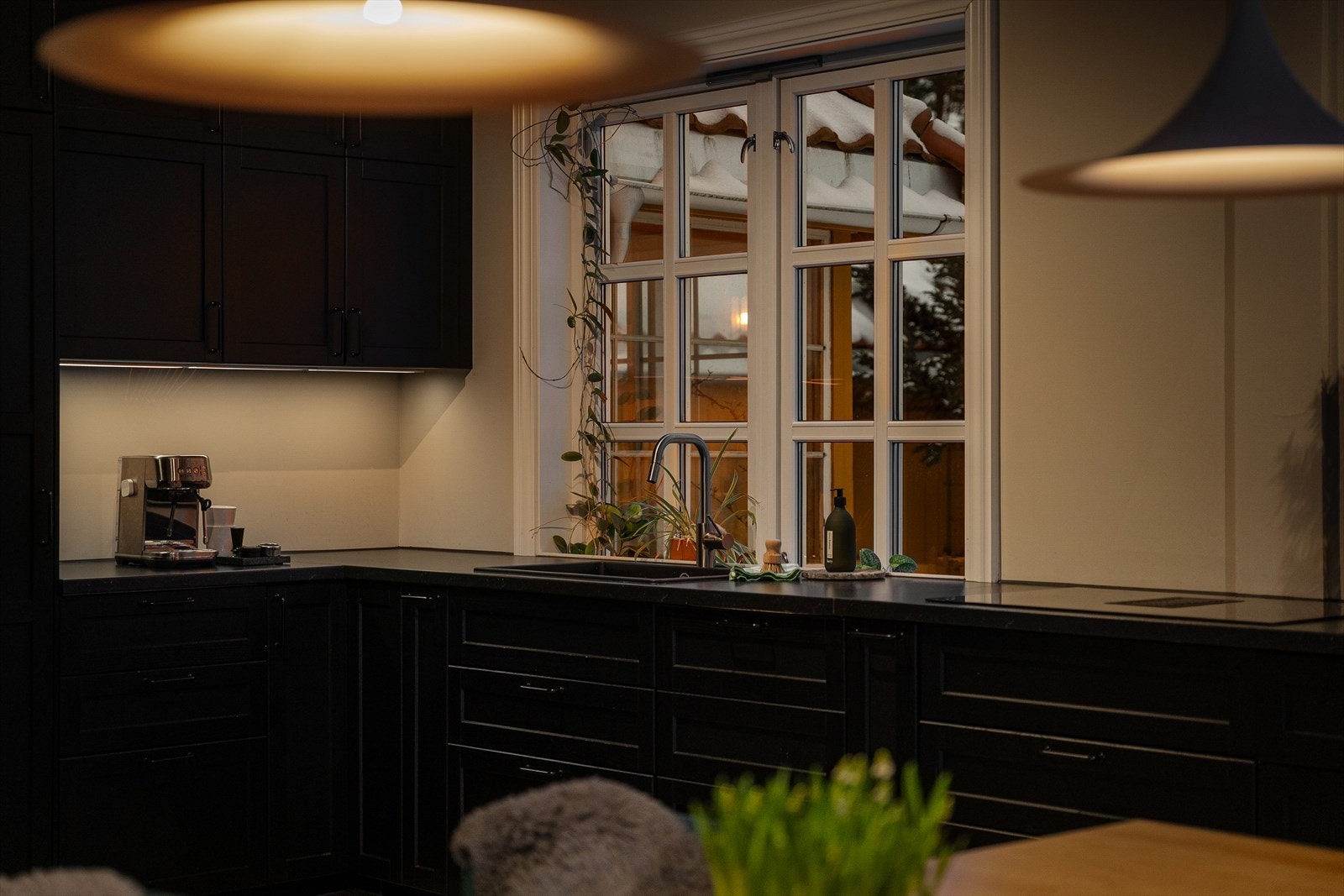 Kjøkkenet ligger i åpen løsning mot stuen og har innredning med profilerte fronter. Galleribilde