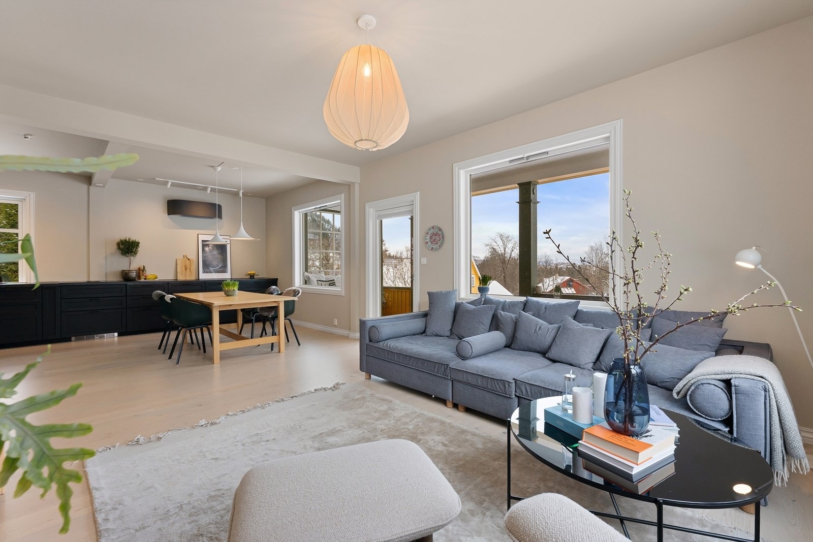 Stuen binder sammen spiseplass og kjøkken i åpen løsning med god flyt mellom sonene. Galleribilde