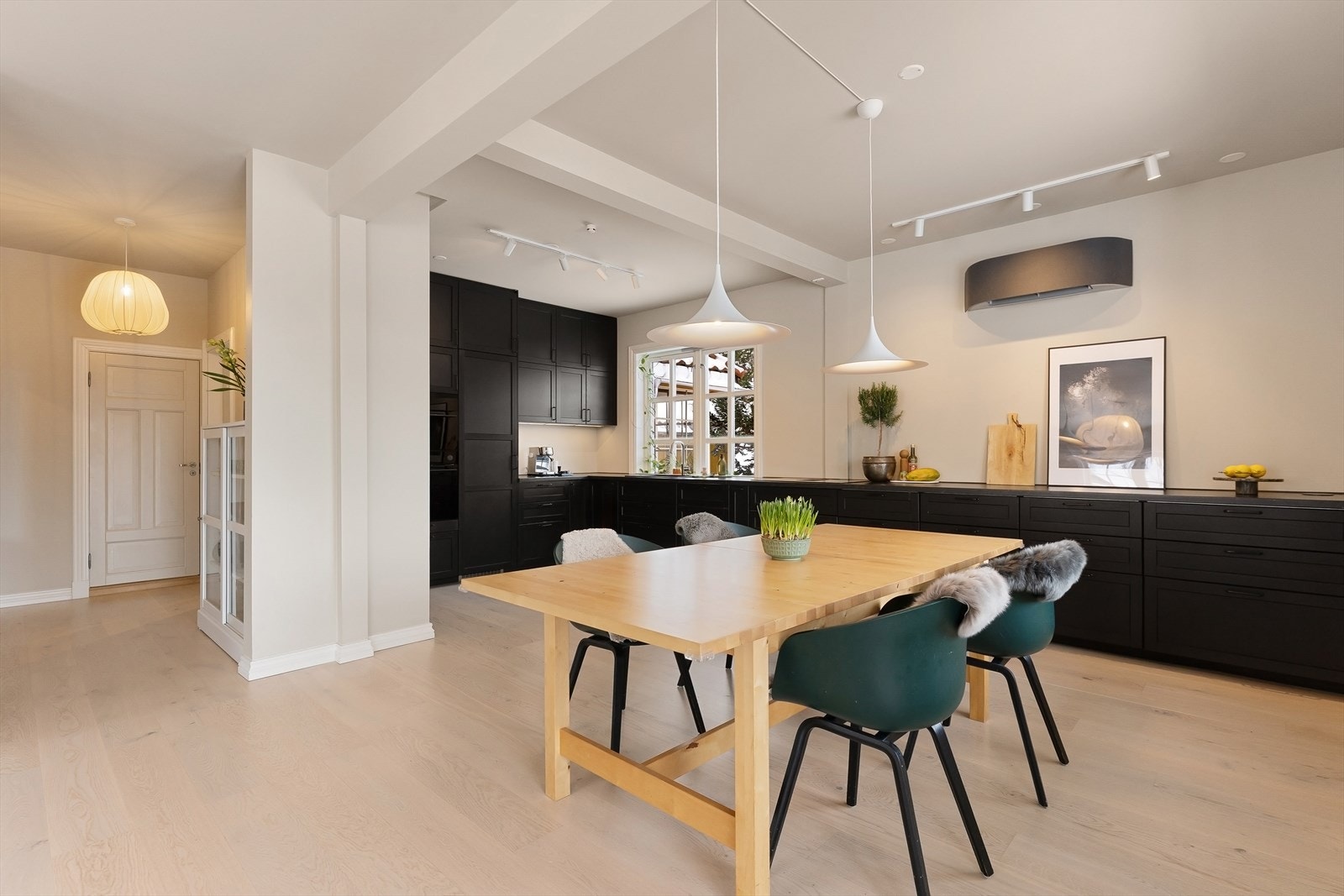 God plass til et stort spisebord. Galleribilde