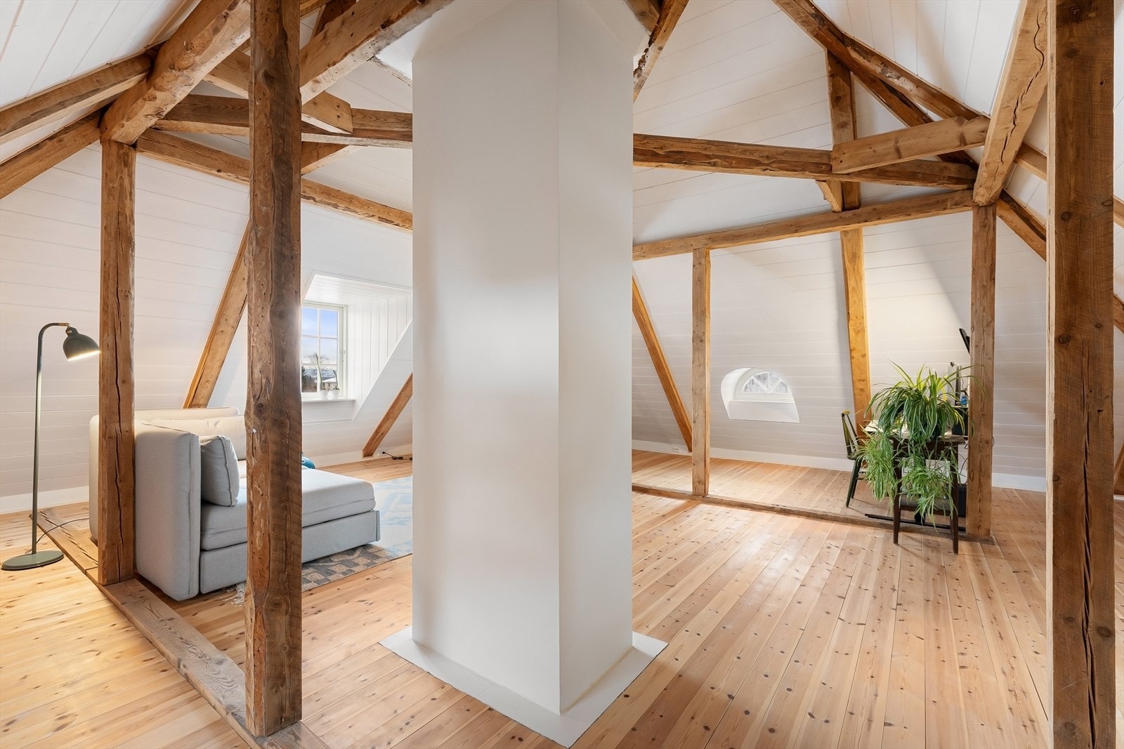 Stor loftstue med opptil 4,4 meters takhøyde. Galleribilde