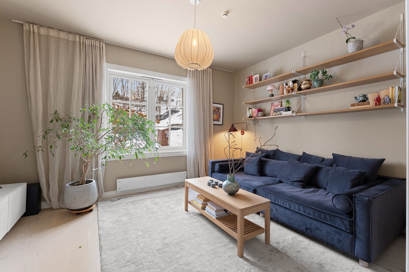 Ekstra TV-stue i 1. etasje gir familien flere oppholdsarealer. Galleribilde