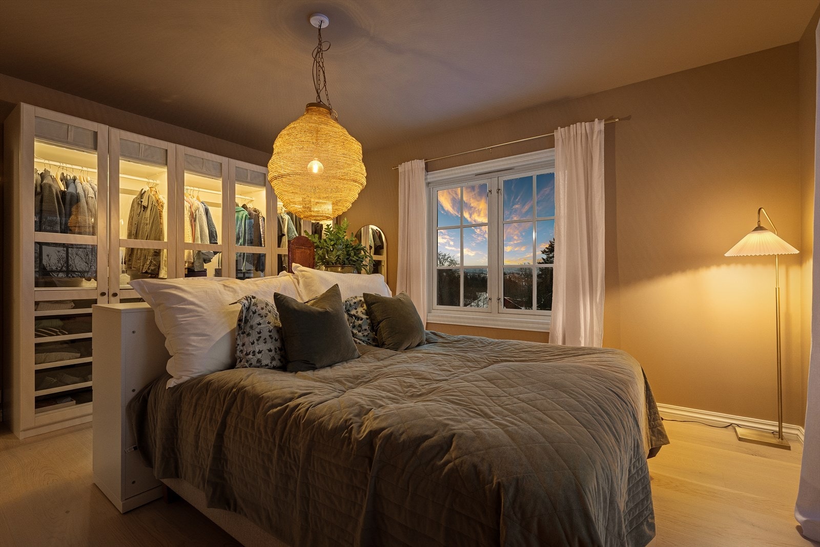 Mye oppbevaringsplass i garderobeskap. Galleribilde