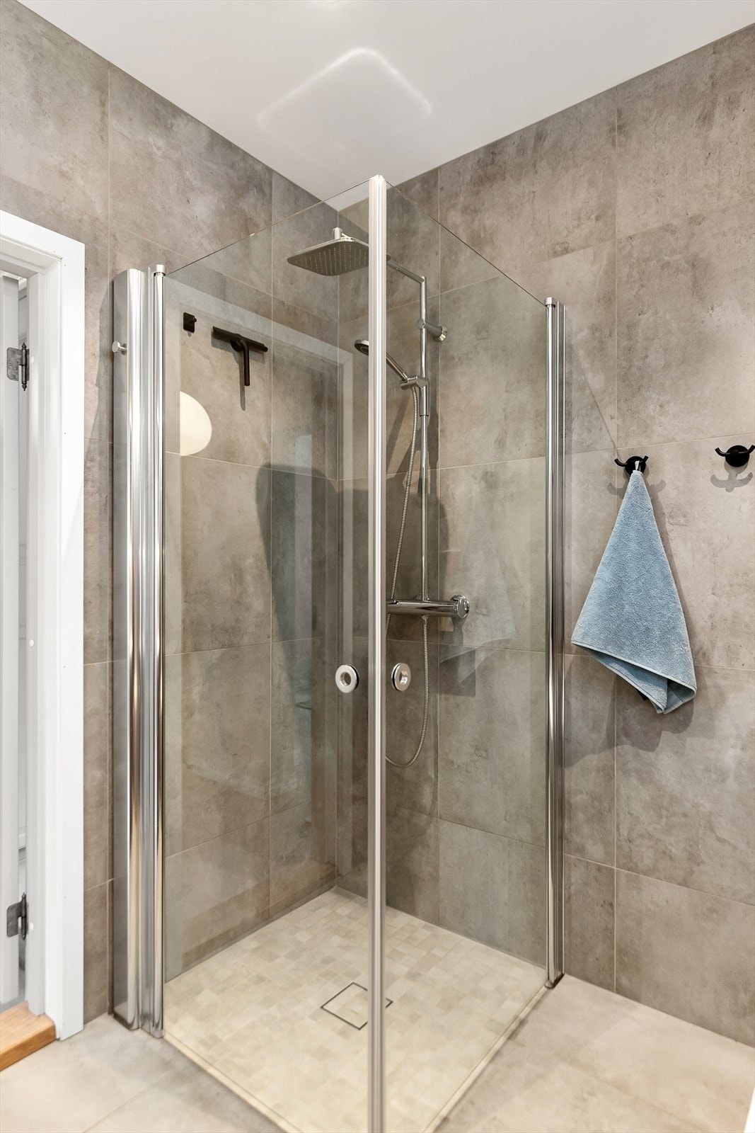 Dusjhjørne med regnfallsarmatur. Galleribilde