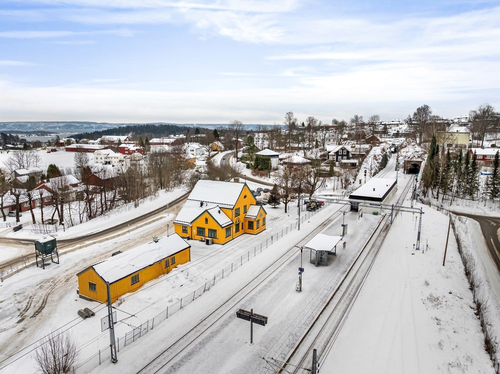 Fra boligen har du kort gangavstand til Hvalstad togstasjon, kun ca. 800 meter. Galleribilde