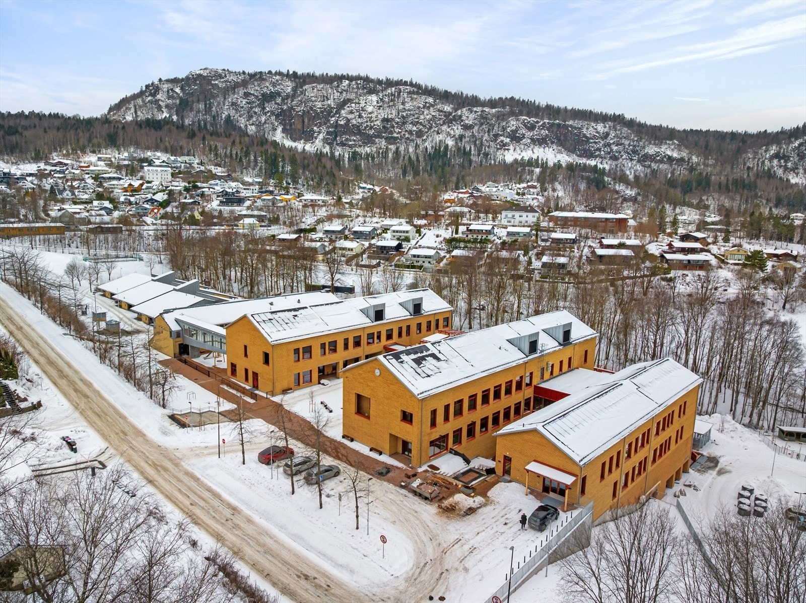 Området sokner til Hvalstad barneskole samt Torstad Ungdomsskole. Galleribilde