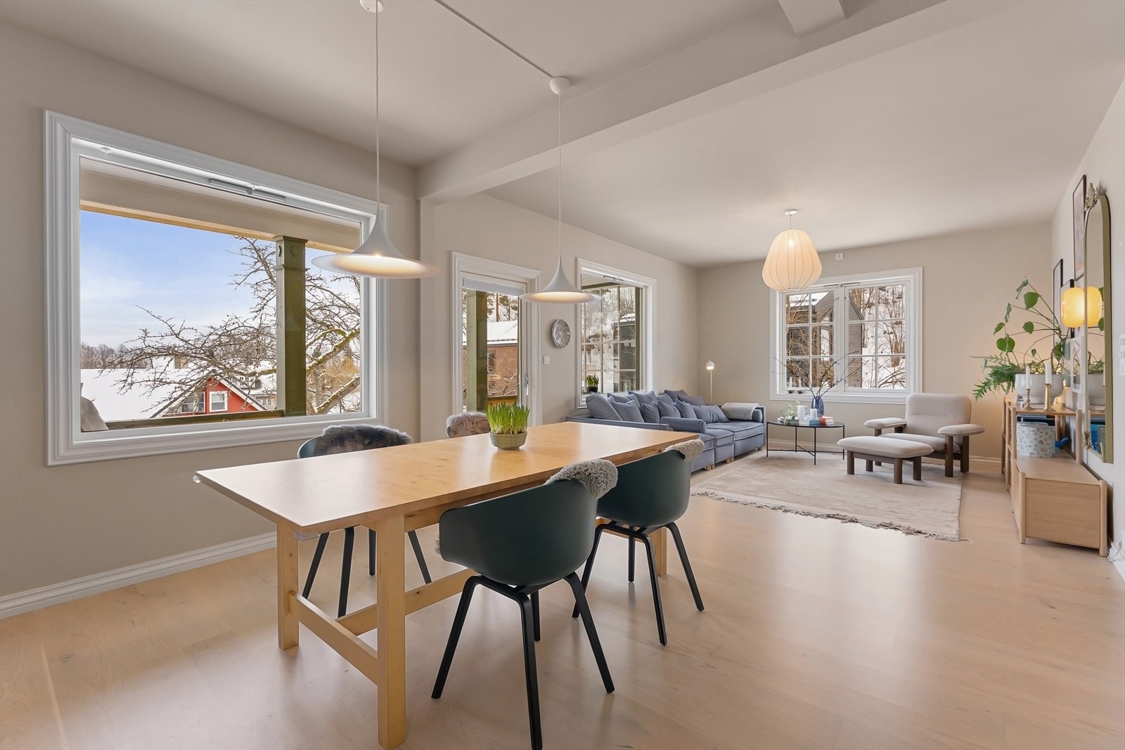 Store vindusflater slipper inn mye naturlig lys. Galleribilde