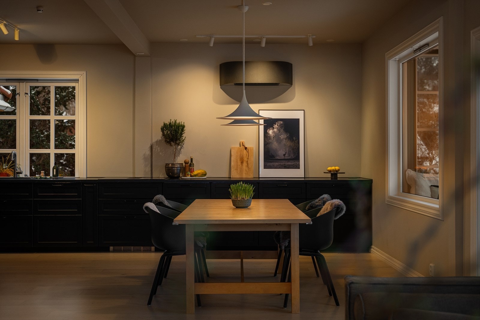 Gulvene har 1-stavs parkett, og veggene er malt i tidsriktige fargetoner. Galleribilde