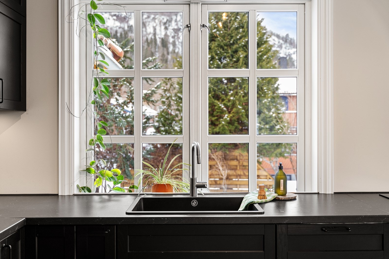 Kjøkkenet står i flott kontrast til gulvet og veggene. Galleribilde