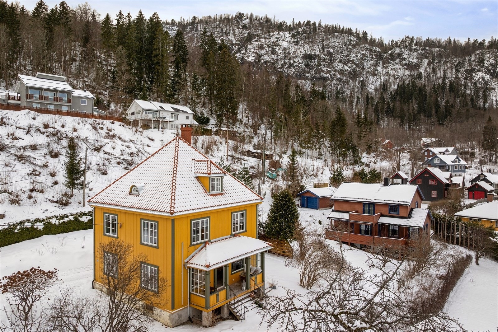 Furubakken 26 har svært attraktiv beliggenhet i et rolig og barnevennlig nabolag på Hvalstad. Galleribilde