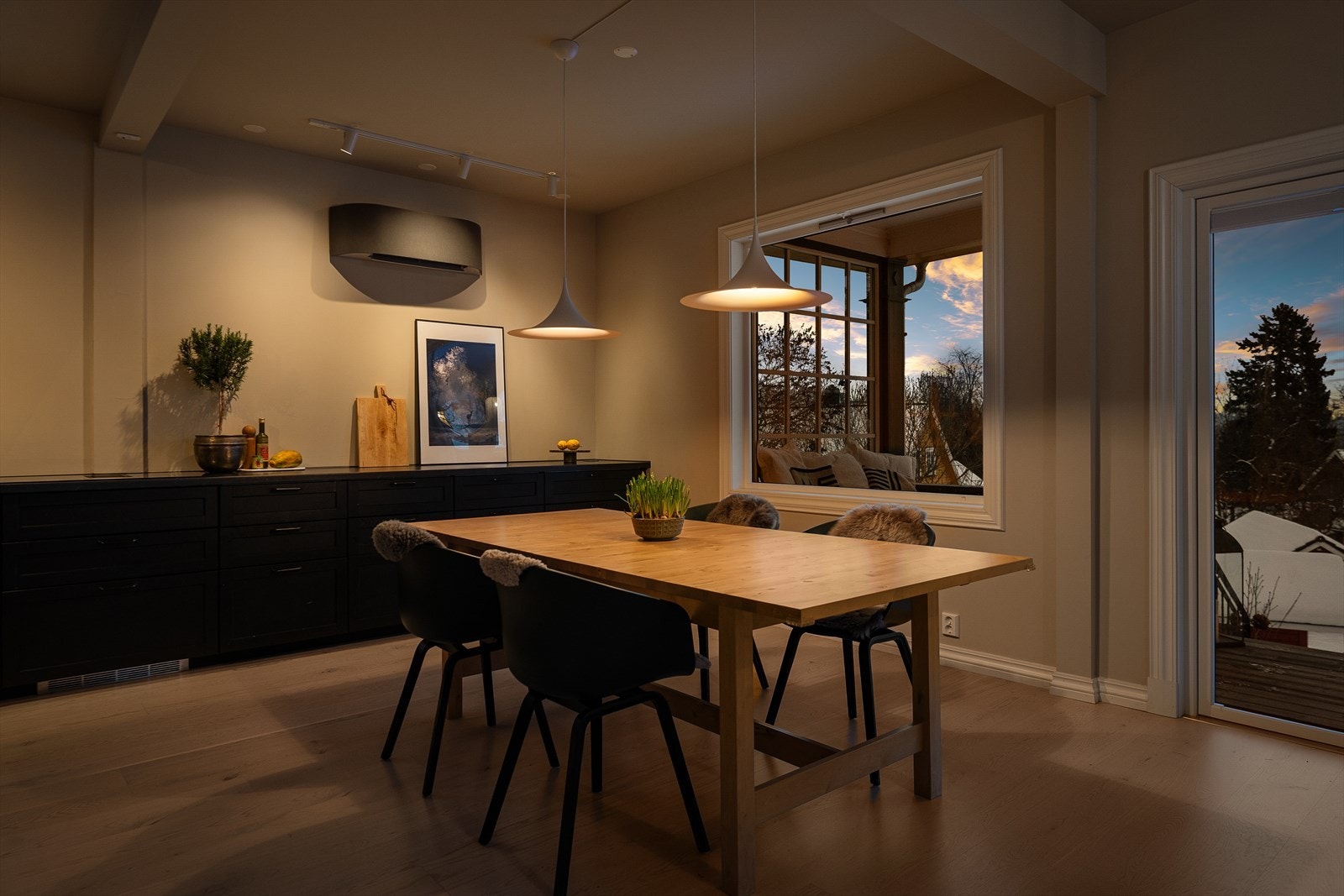 Spiseplassen ligger i praktisk forlengelse av kjøkkenet. Galleribilde