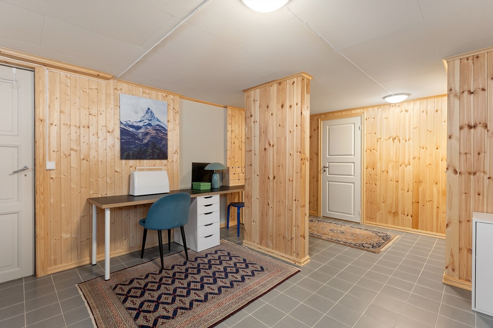 Kjelleren inneholder tre boder, lagerrom og vaskerom. Galleribilde