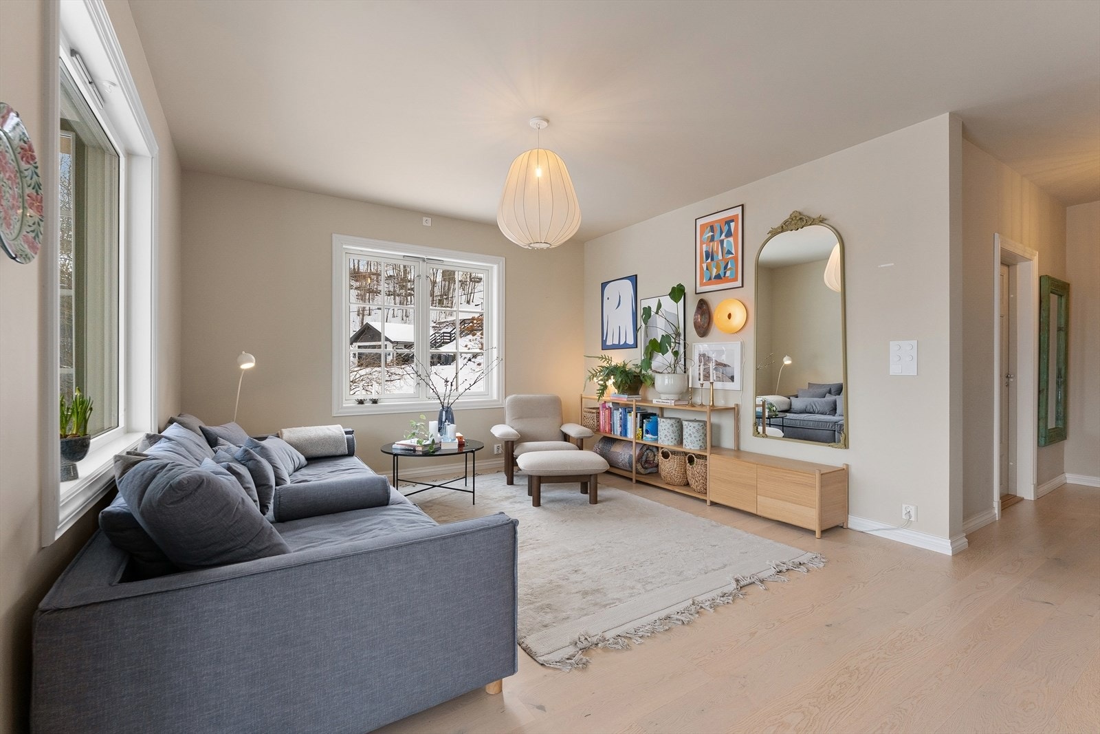 God plass til sofaseksjon med tilhørende møbler. Galleribilde