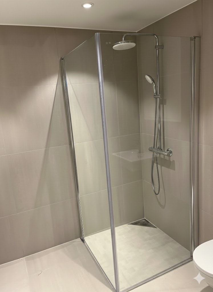 Dusjhjørne med innfellbare dusjvegger og rainshowerfunksjon Galleribilde