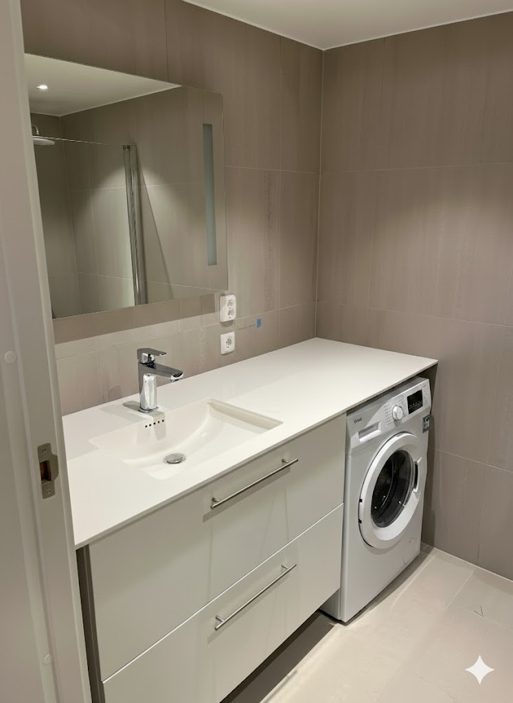Moderne flislagt bad med 60x60 flis, innredning med skuffer, speil med lys og opplegg til vaskemaskin Galleribilde