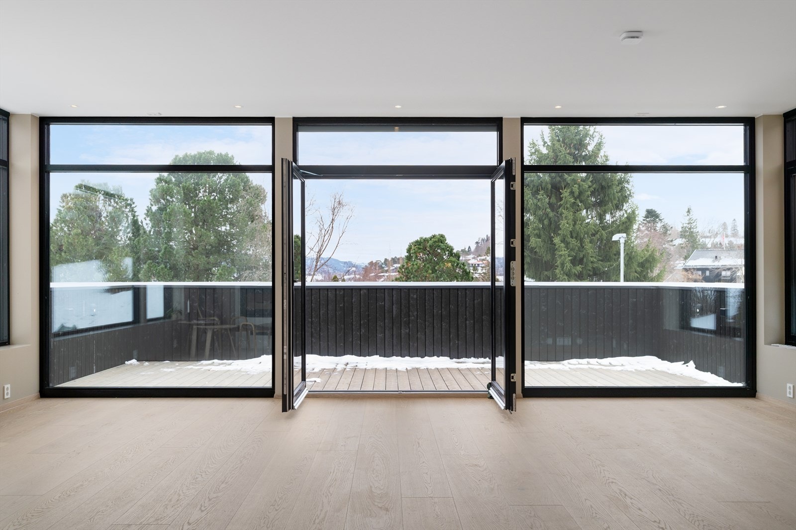 Parketten har bredde på 260 mm, og er hellimt til underlaget. Boligen har balansert ventilasjon med høyeffektiv varmegjenvinner, av type Save VTR 350 Galleribilde