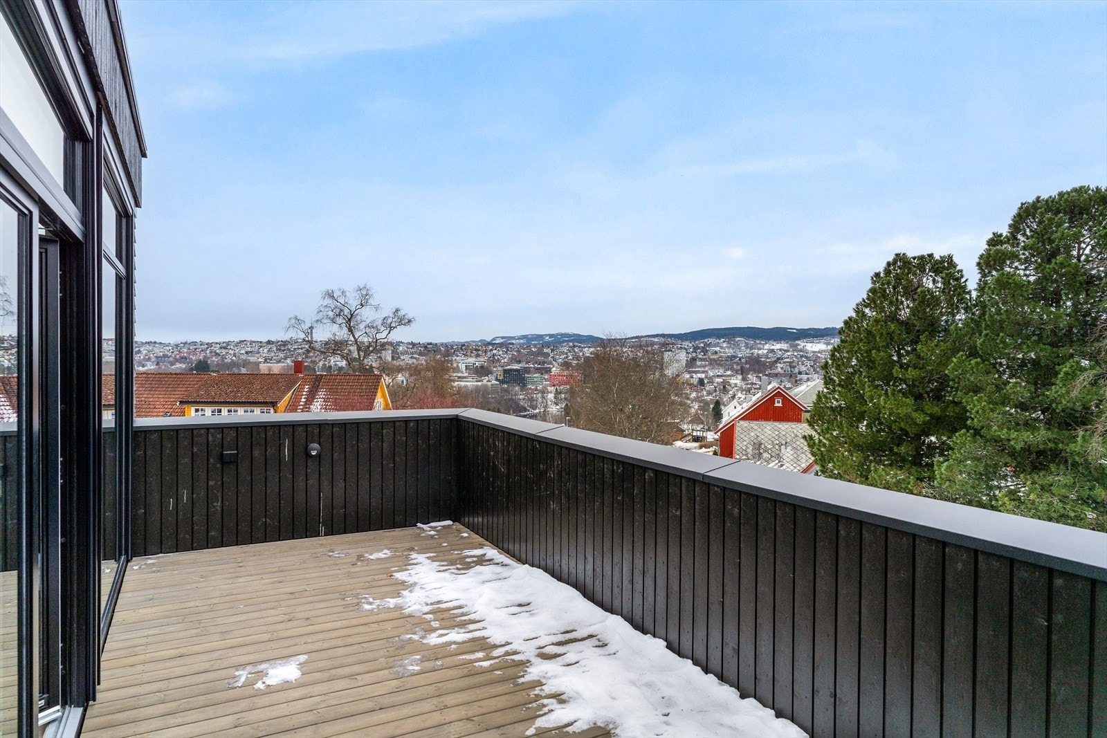 Boligen byr på flott utsikt og gode solforhold Galleribilde