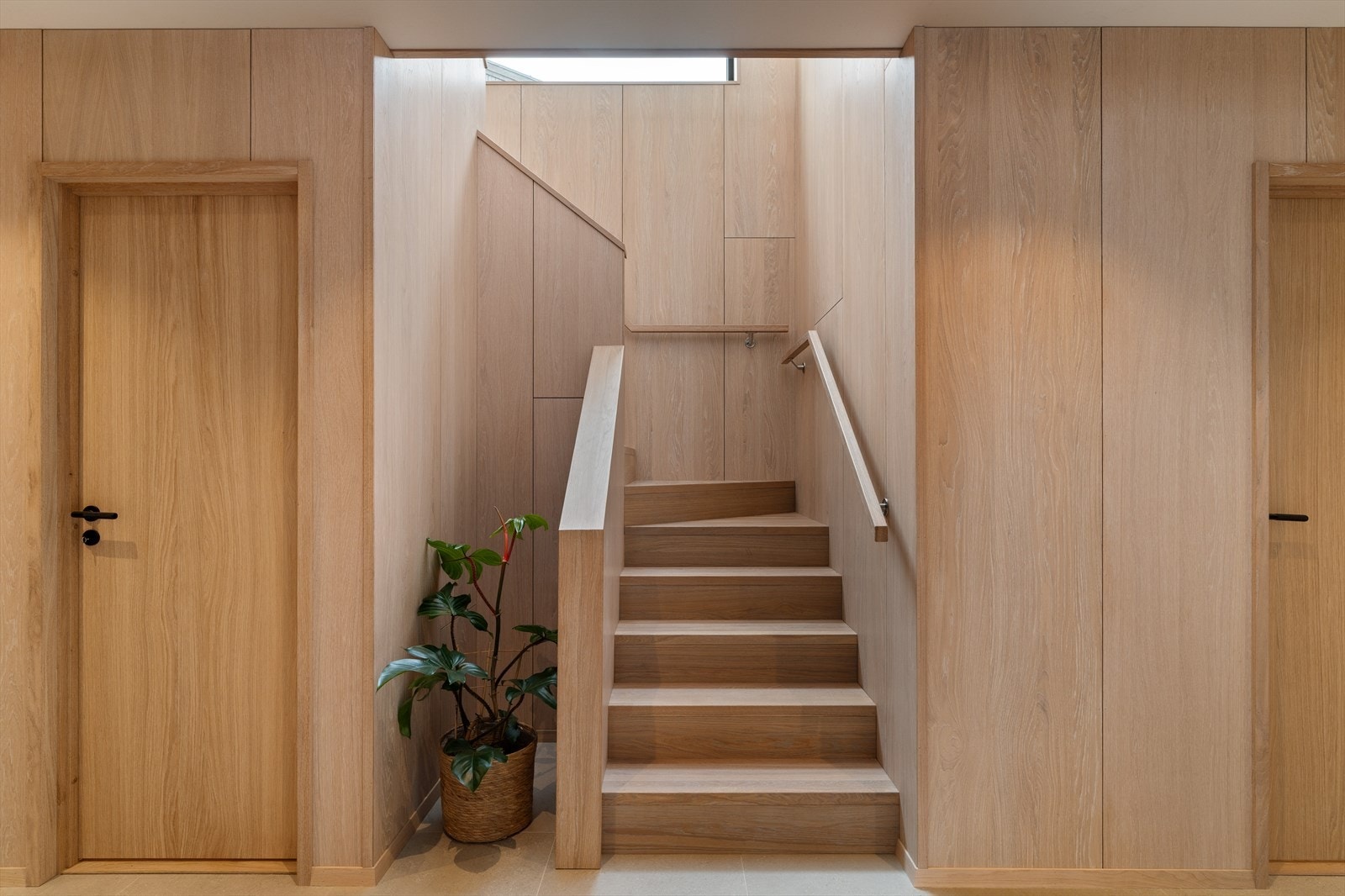 Vaskerom til venstre for trappa, bod til høyre Galleribilde