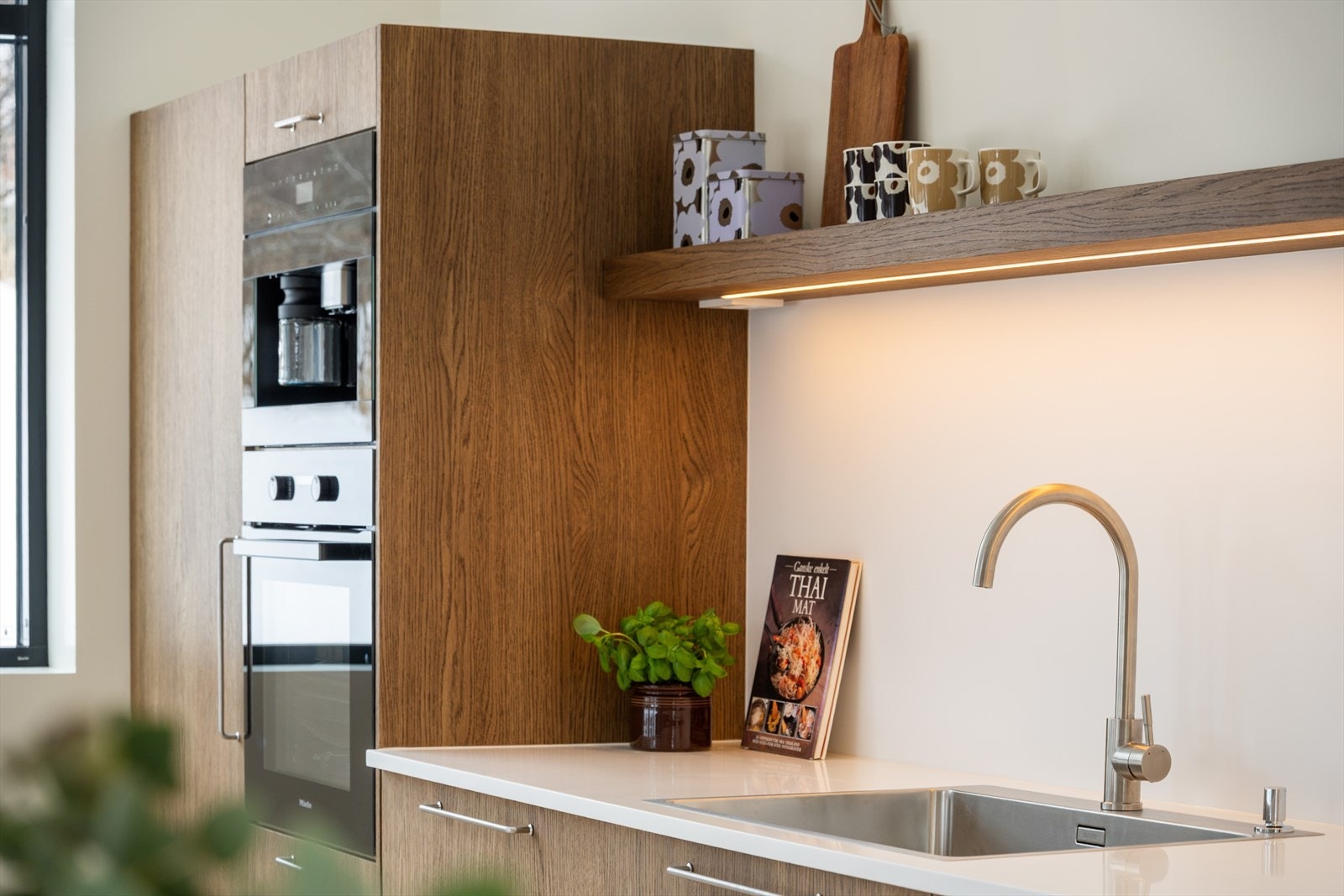 Stilig eikehylle med innfelt stikk og Led lys Galleribilde