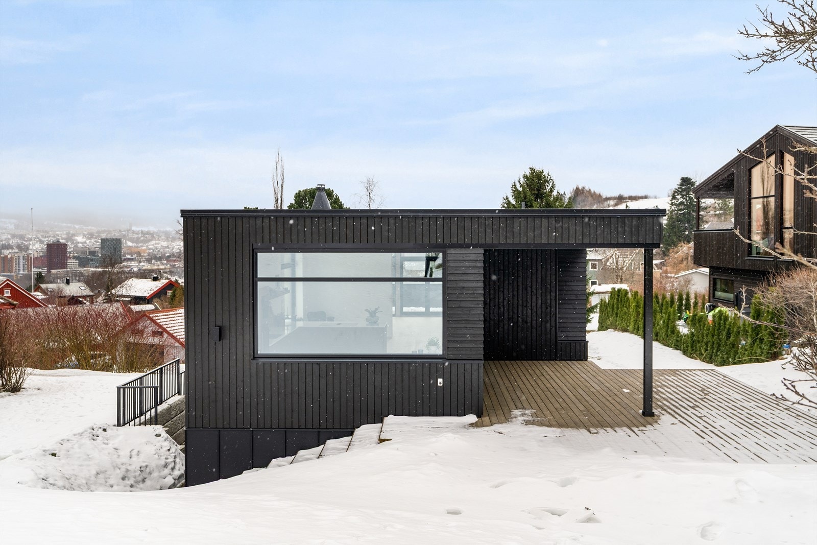 Royalimpregnerte terrassebord på 28x120 og rekkverk i svart lakkert aluminium Galleribilde