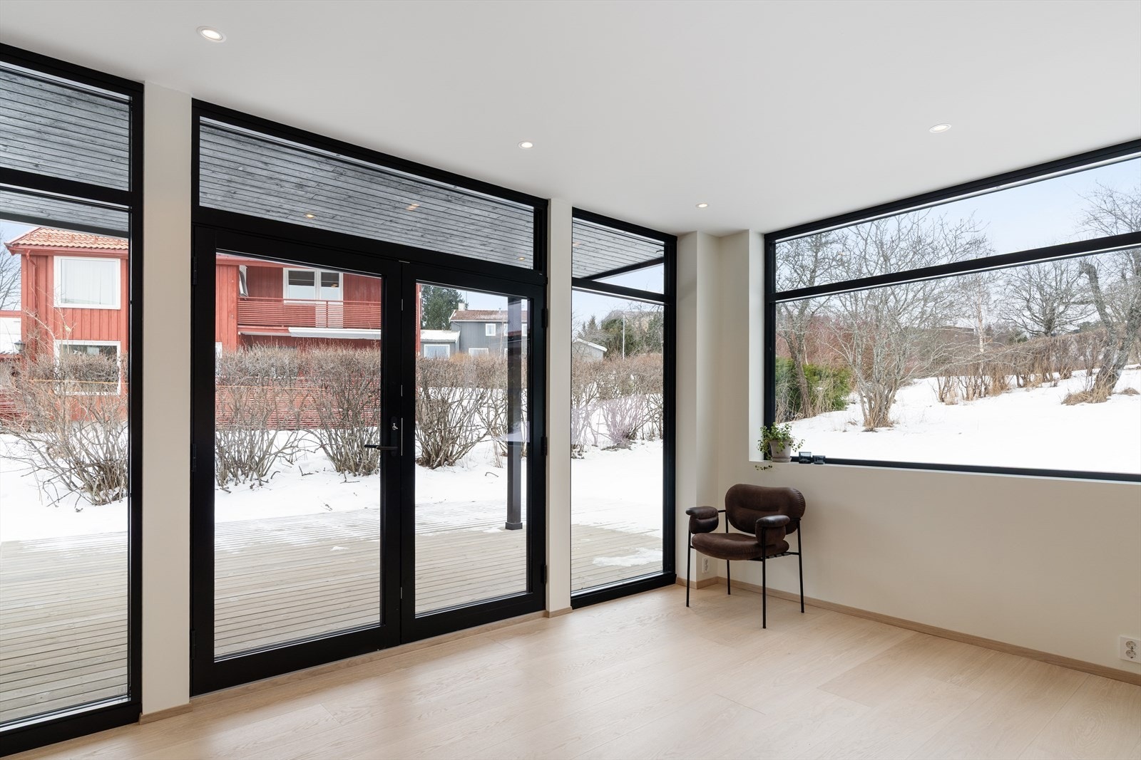 Boligen oppleves som lys, med store vindusflater Galleribilde