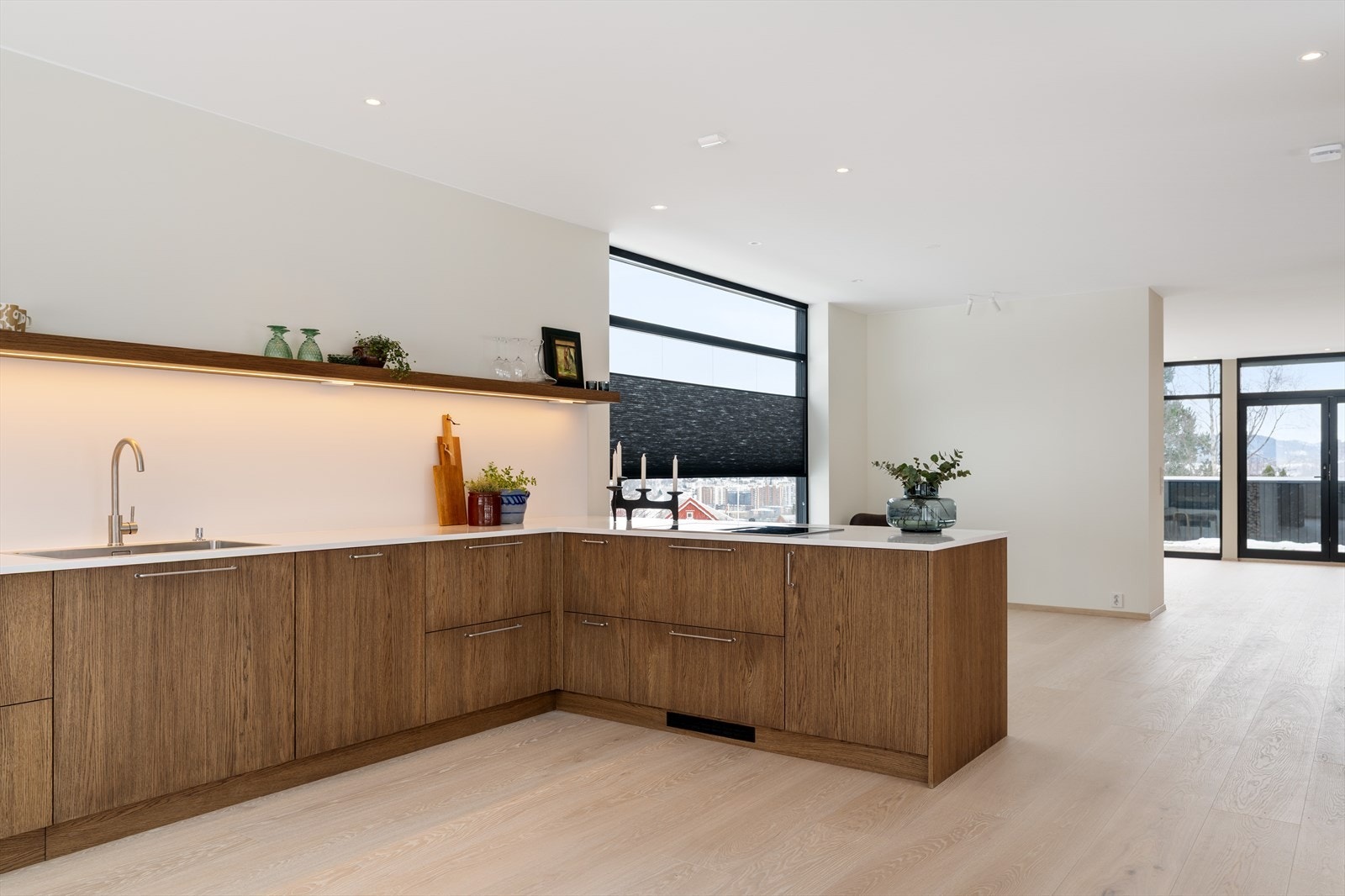 Stilrent plassbygd kjøkken i beiset eik. Det er vannbåren varme i alle gulv. Heltre hvittonede eikelister Galleribilde