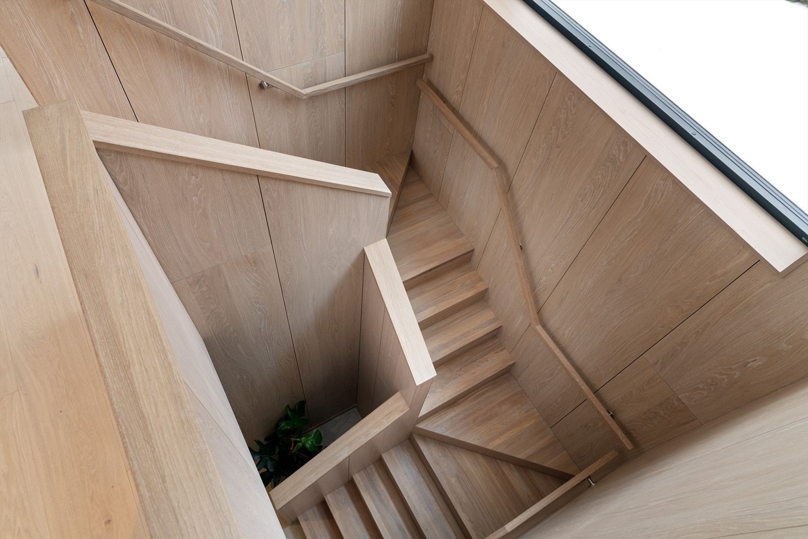 Lekker trapp, som er plassbygd i heltre eik Galleribilde