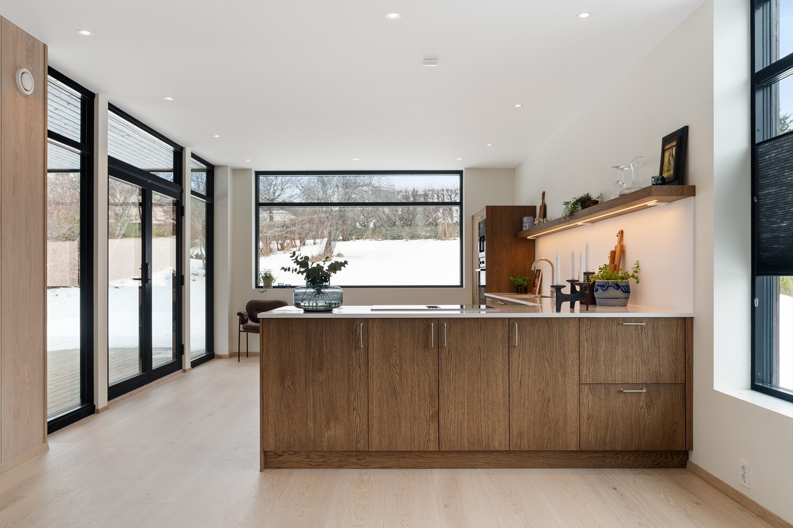 Kjøkkenet har induksjon platetopp med dawndraft vifte Galleribilde