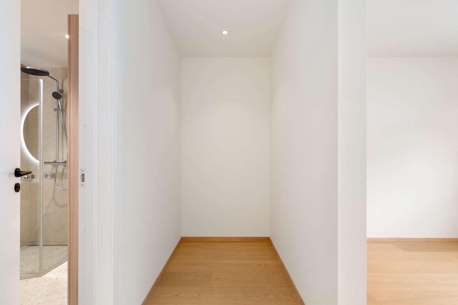 Mulighet for garderobeløsning mellom bad og hovedsoverom Galleribilde