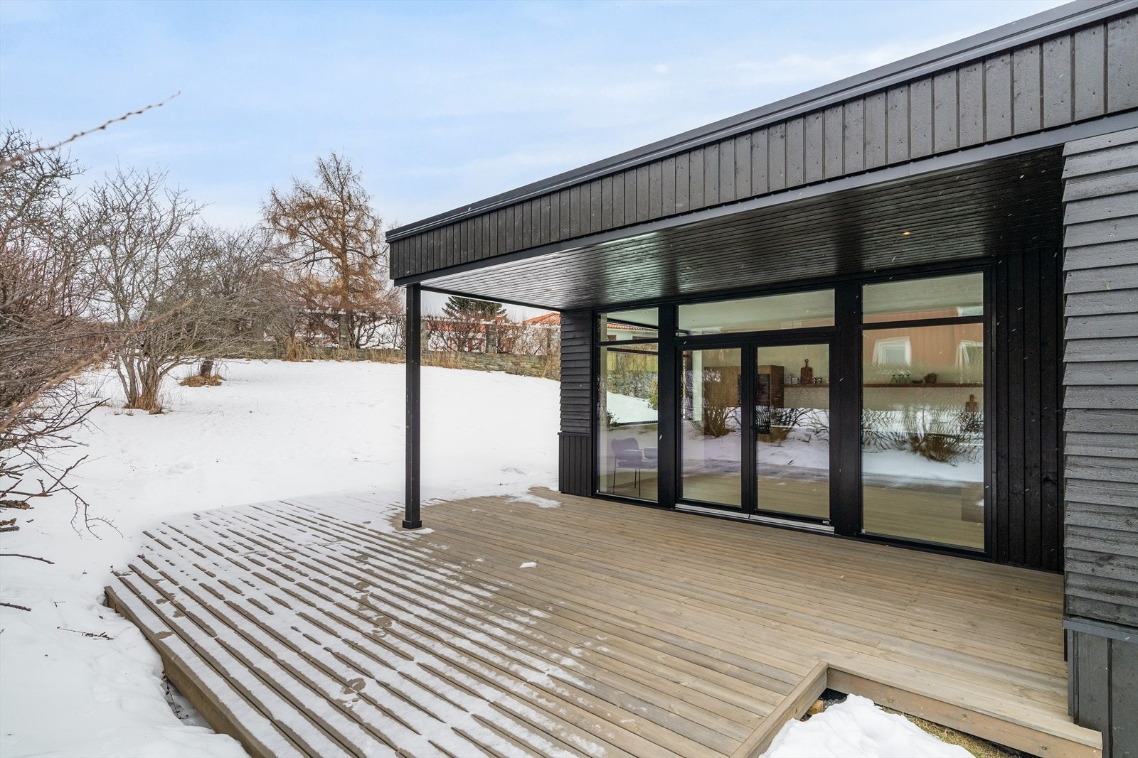 Tomt på 541 kvm, med litt plenareal på baksiden av huset Galleribilde