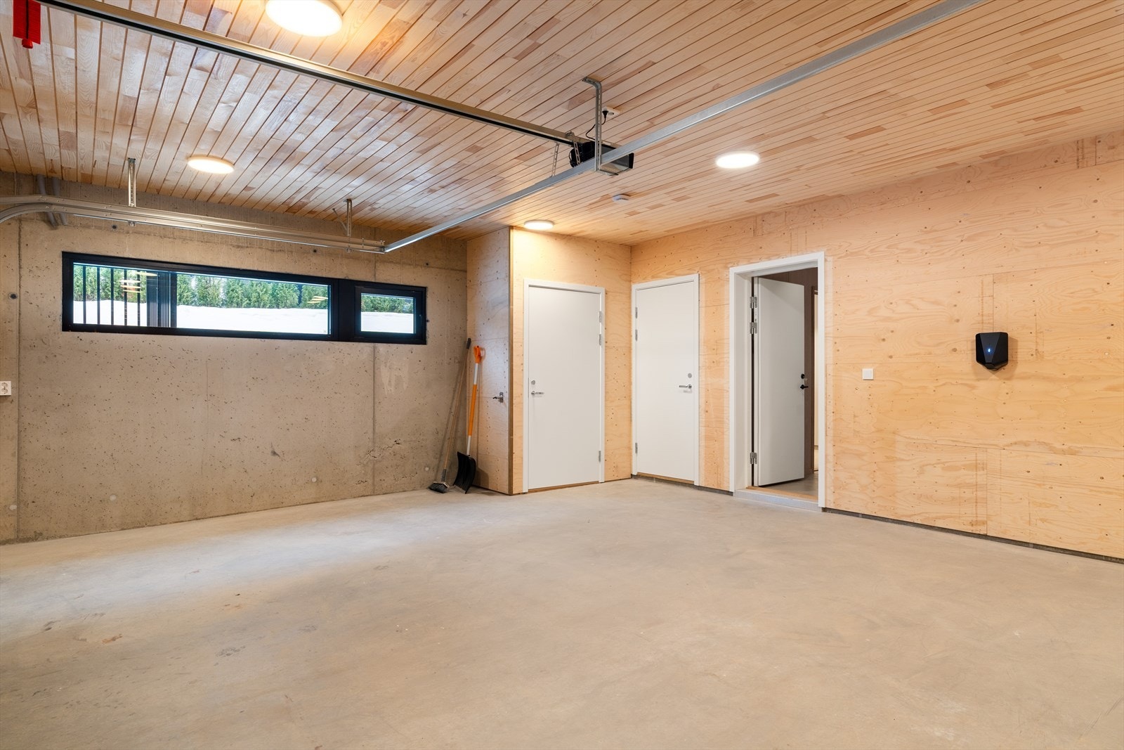 Garasje med teknisk rom og bod. Det er etablert EL-Bil lader i garasjen Galleribilde