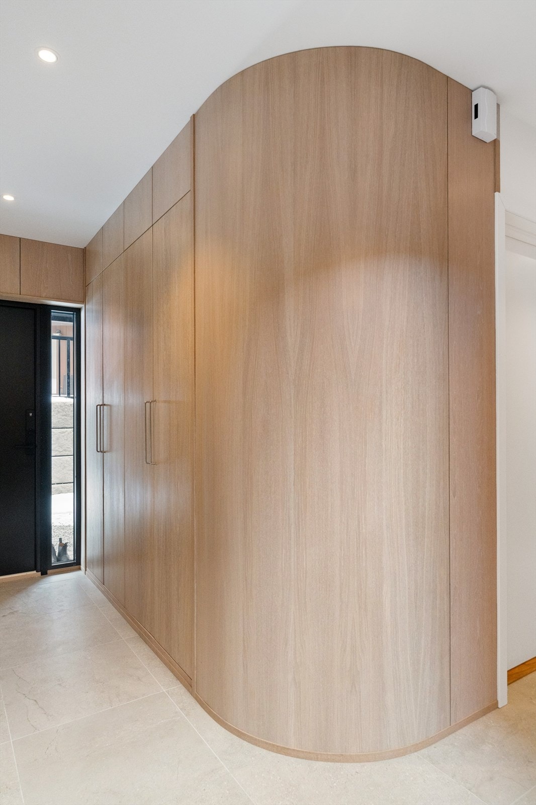 Stilig bue ifbm garderoben i gangen Galleribilde