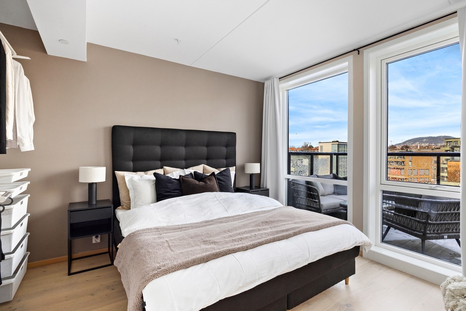 Romslig soverom med god plass til dobbeltseng og tilhørende soveromsmøblement. Galleribilde