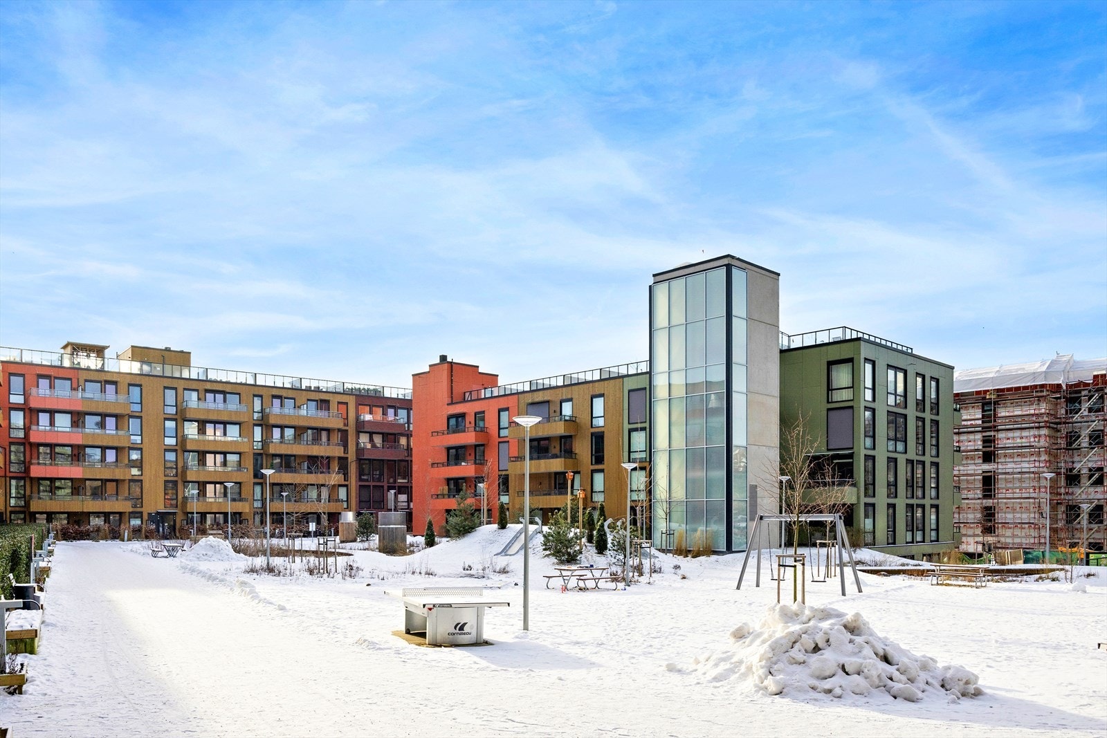 Pent opparbeidet uteområde med både sittegrupper og lekeapparat til glede for beboerne i borettslaget. Galleribilde