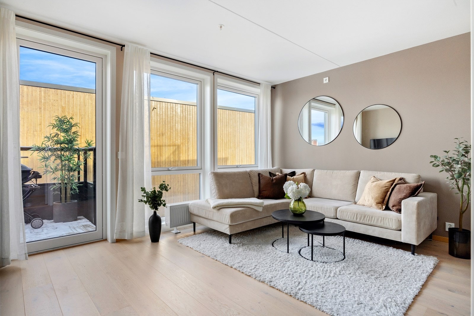 I stuen er det god plass til sofa i naturlig avstand til TV med tilhørende møblement. Skjermet for innsyn. Galleribilde