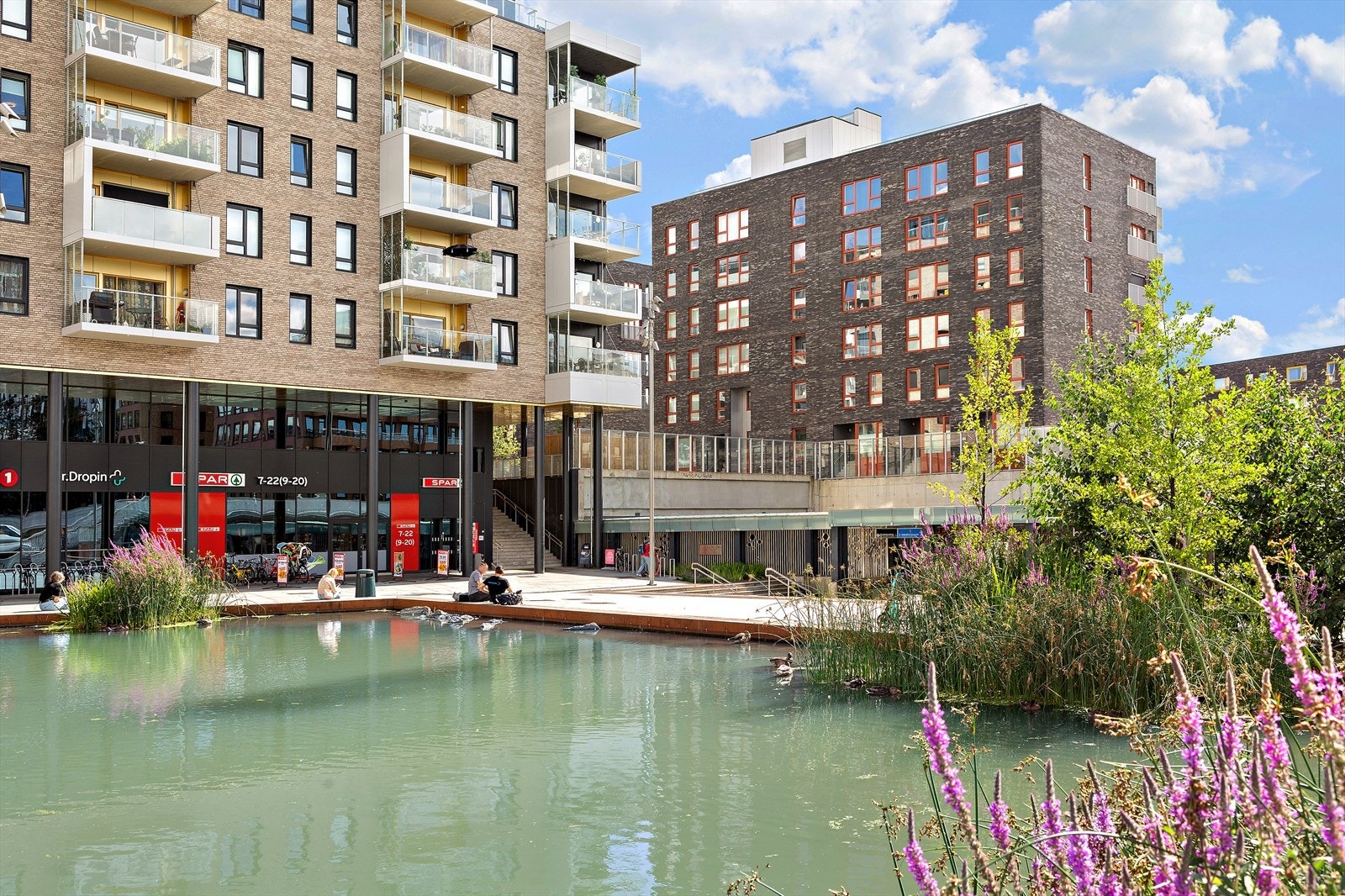 Ensjø T-bane ligger få minutters gange fra leiligheten og betjenes av linje 1, 2, 3 og 4, med ca. 5 minutters reisetid til sentrum. Galleribilde