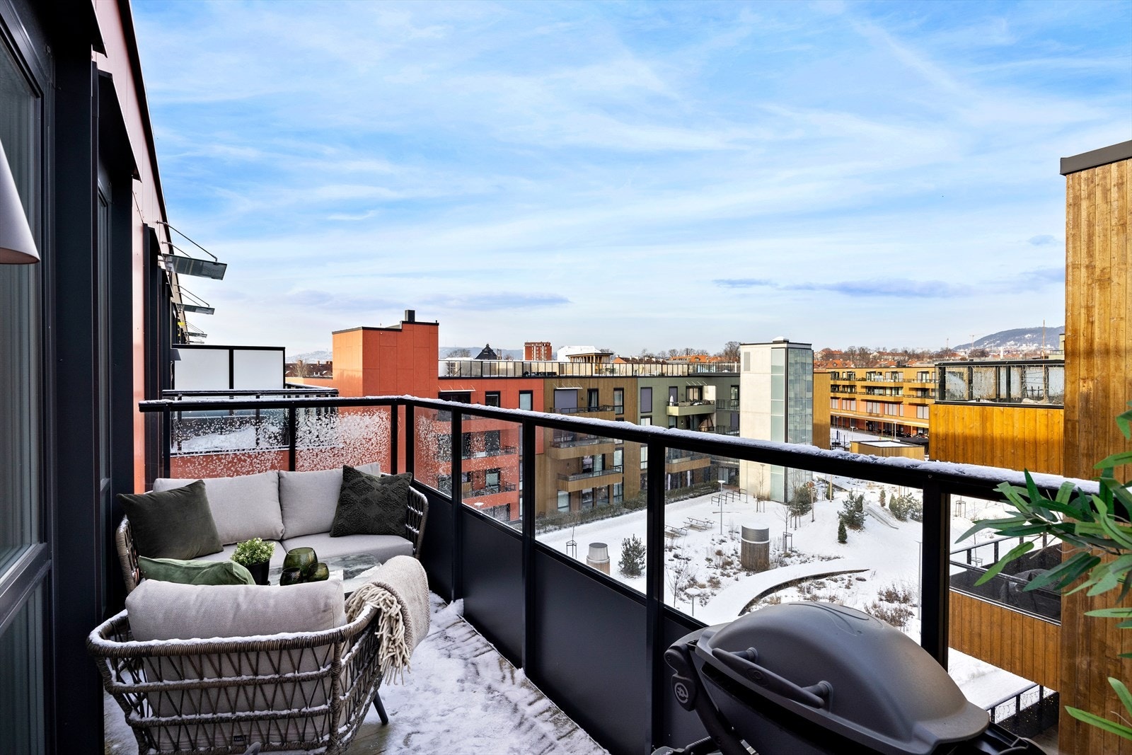 En luftig 2-roms toppleilighet (2023) med balkong, heis og god standard. Galleribilde