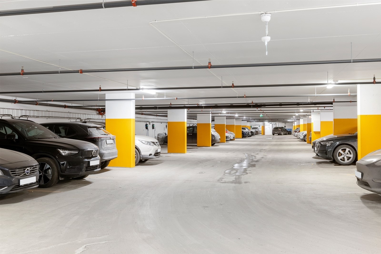 Det medfølger ingen garasjeplass, med det er tidvis mulighet for kjøp og leie av parkeringsplass i felles garasjeanlegg. Galleribilde