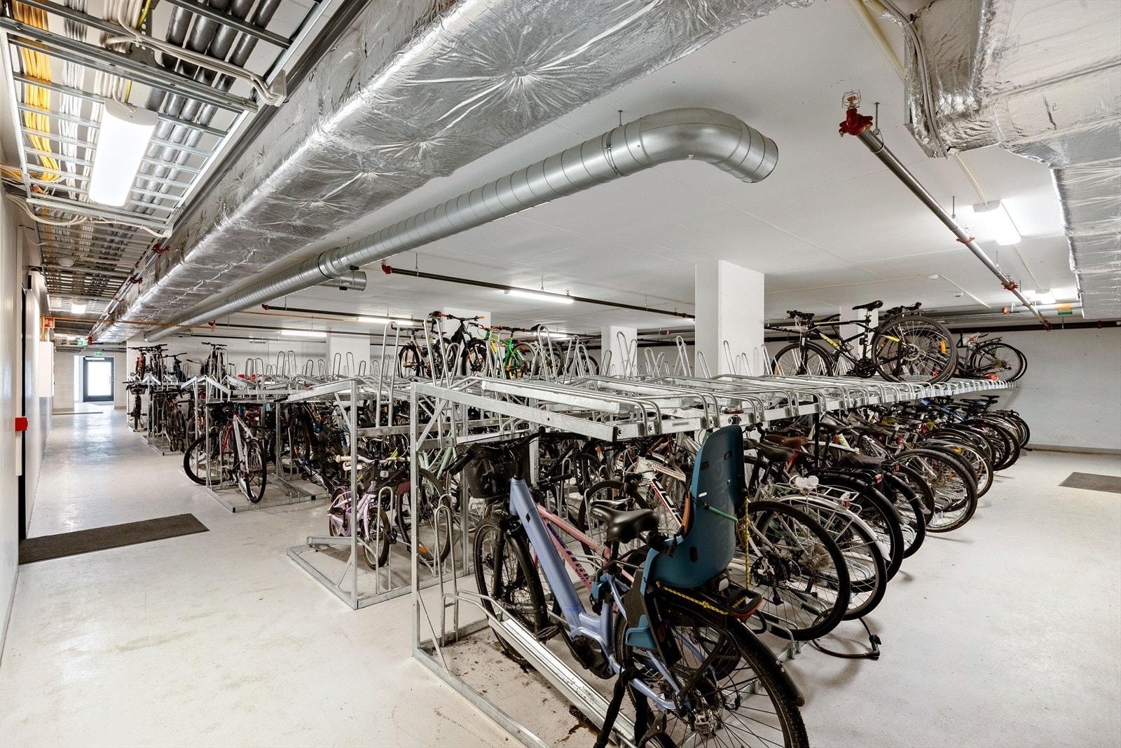 Praktisk sykkelparkering i felles garasjeanlegg. Galleribilde