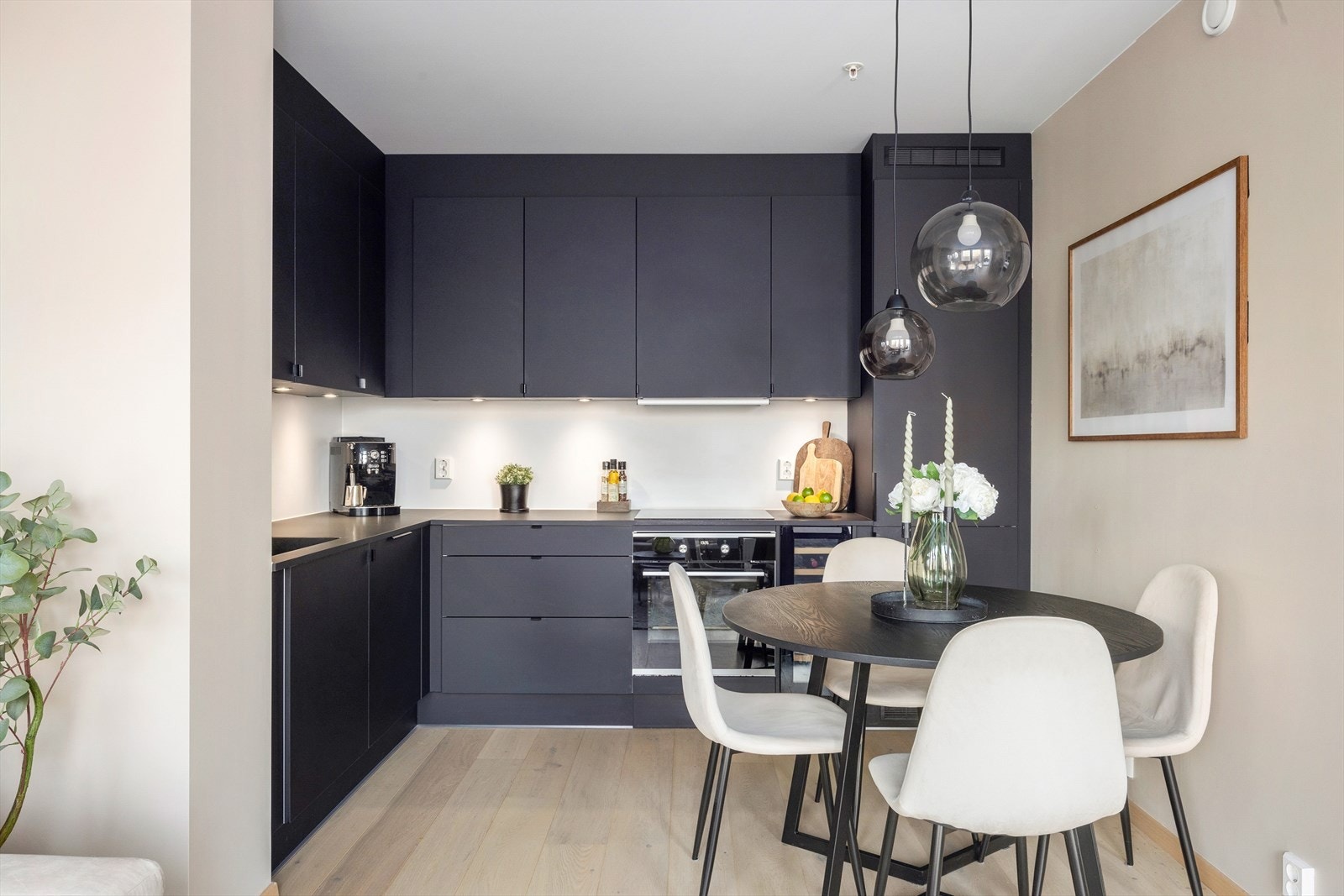 Innredningen ble oppgradert som tilvalg sammen med underlimt vask og integrert vinskap Galleribilde