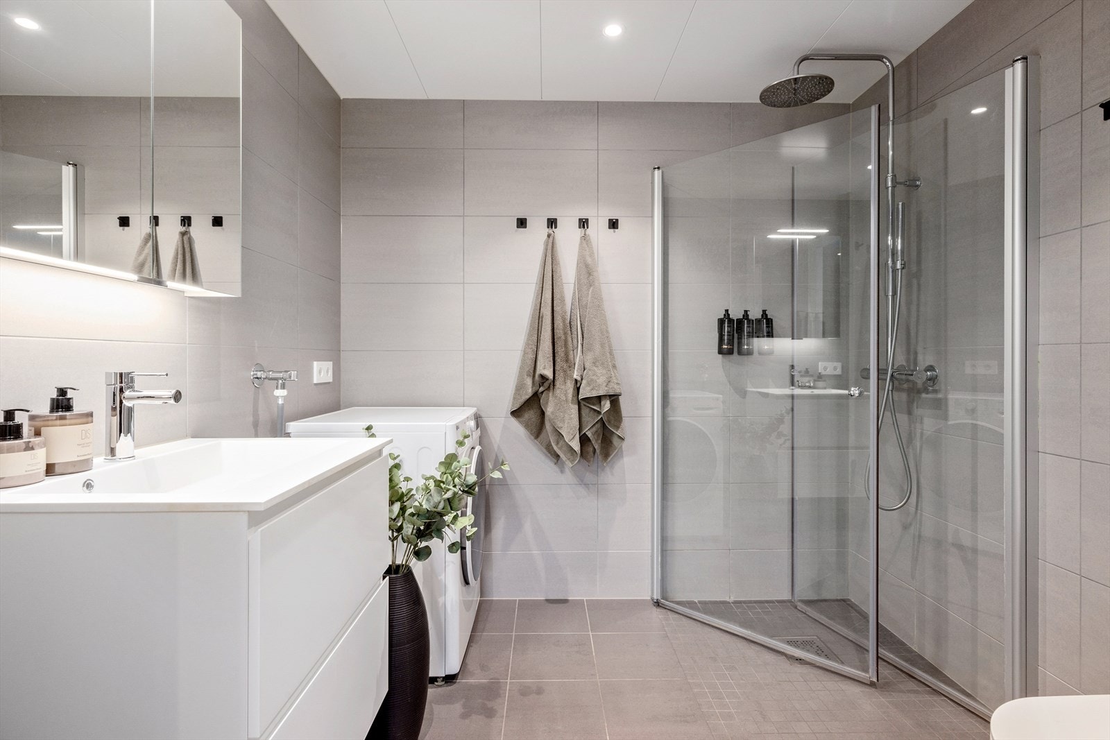 Delikat og moderne baderom med flislagt gulv og vegger. Det er behagelig gulvvarme som sikrer god komfort året rundt. Galleribilde