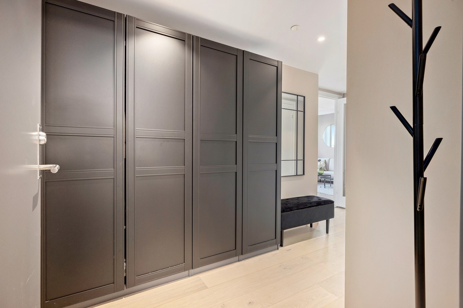 Her er det etablert et romslig garderobeskap med god plass til yttertøy og sko. Galleribilde