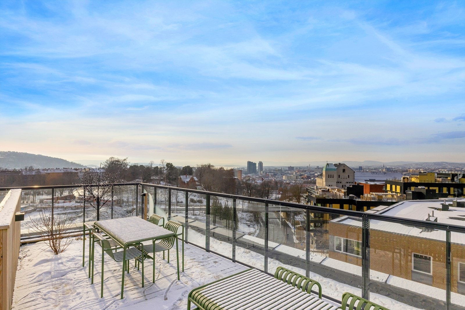 Kun en etasje opp fra leiligheten har du tilgang til felles del av takterrassen. Her kan du nyte sol hele dagen, samt nydelig utsikt ut over Oslo. Galleribilde