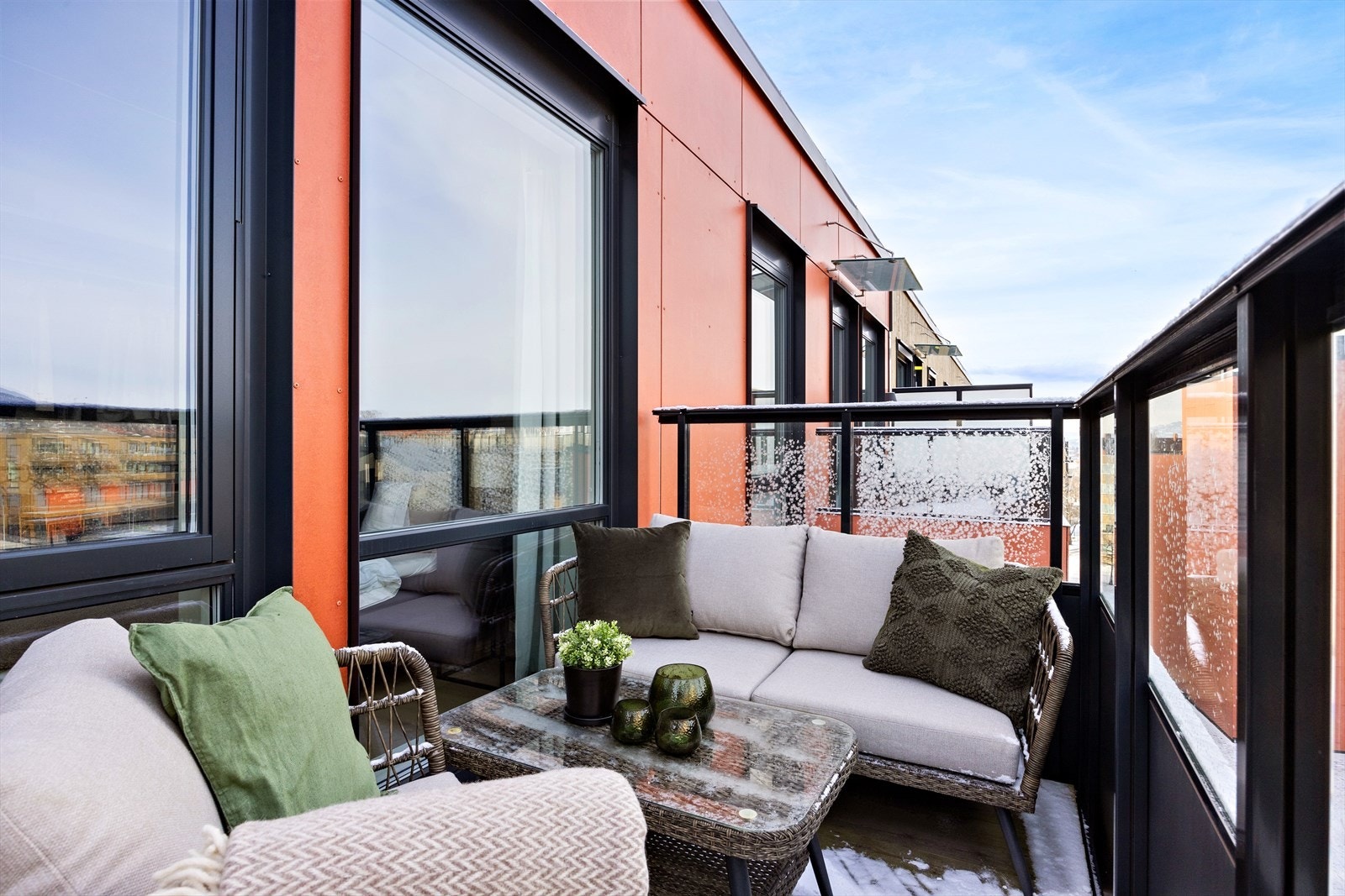 Fra stuen er det utgang til balkong på ca. 8 m² med god plass til utemøblement, beplantning og grill. Galleribilde