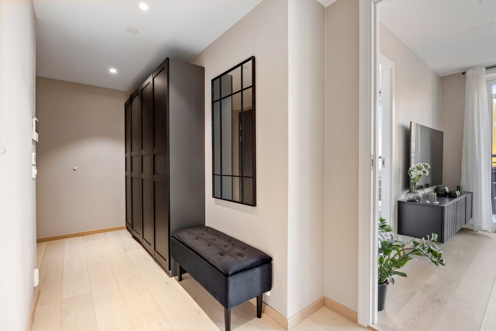 Praktisk entré med god plass til møblement for oppbevaring. Galleribilde